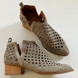 JEFFREY CAMPBELL Taggart Ankle Booties Taupe Suede Size 7.5 Excellent Condition